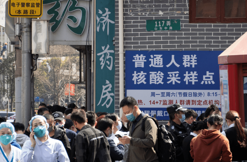  China ordena confinamientos en Shangai para controlar brote récord de contagios de Covid-19