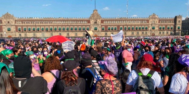  Miles de mujeres del 8M llegan al Zócalo de la CDMX