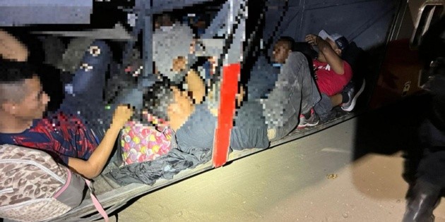  Agentes detienen a 101 migrantes en un autobús turístico en Oaxaca
