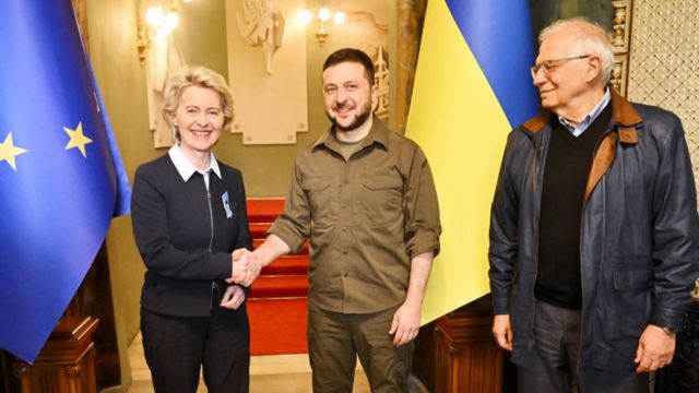 La presidenta de la Comisión Europea, Úrsula von der Leyen y el representante de Política Exterior de la UE, Josep Borrell con el presidente de Ucrania Volodymyr Zelensky