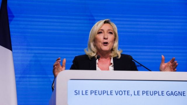 Marine Le Pen en su comité de campaña