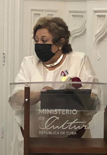  Recibe Carmen Lira Saade la Orden de la Amistad del gobierno cubano