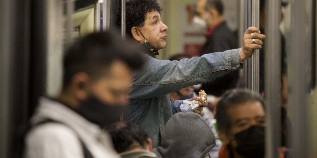  Hombre entrega a autoridades fajo de billetes que encontró en el Metro