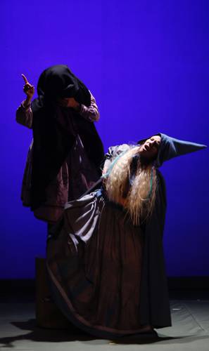  Pequeña bruja lleva al teatro para niños el tema del abuso infantil “con amor y belleza”