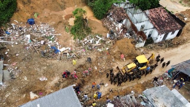 Maquinaria recoge escombros en Pernambuco