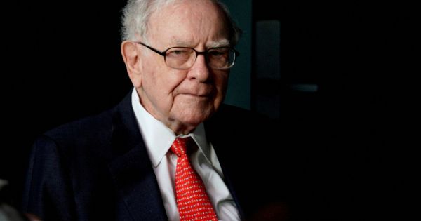  El consejo de Warren Buffett para pequeños ahorristas: hay un solo método infalible que le gana a la inflación