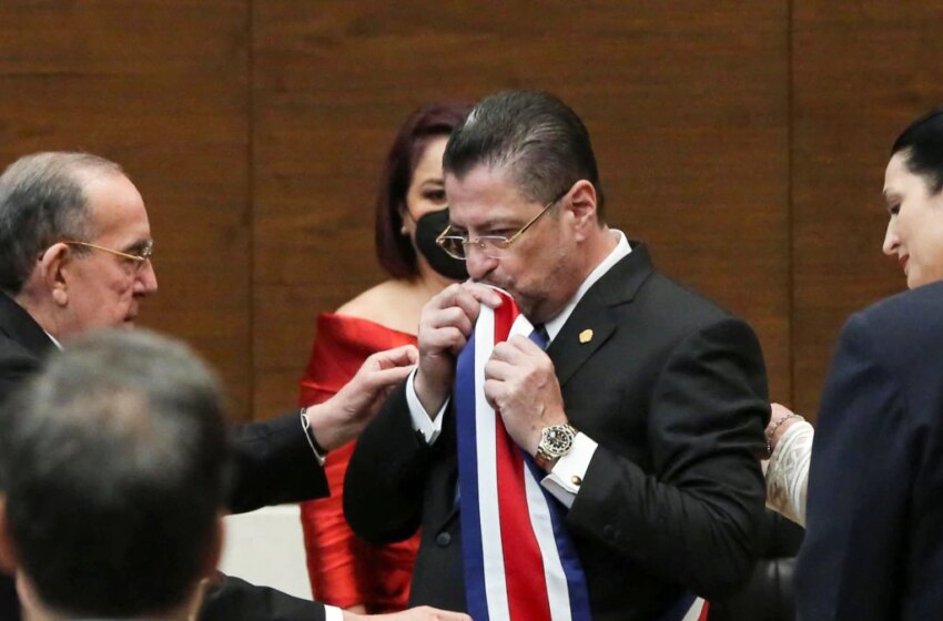  Rodrigo Chaves asumió como presidente de Costa Rica eliminando el uso obligatorio de mascarillas