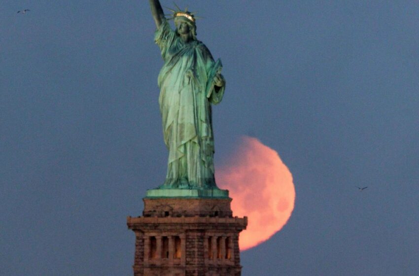  El cielo de NY y NJ se tiñe de rojo: Ubica el mejor lugar para observar el eclipse de la “Luna de flores”