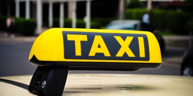  Mujer se arroja de taxi tras intento de secuestro y es atropellada en Hidalgo