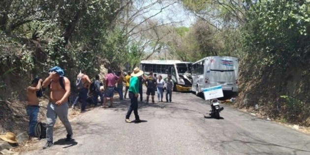  Choque frontal de camiones deja 30 heridos en Nayarit