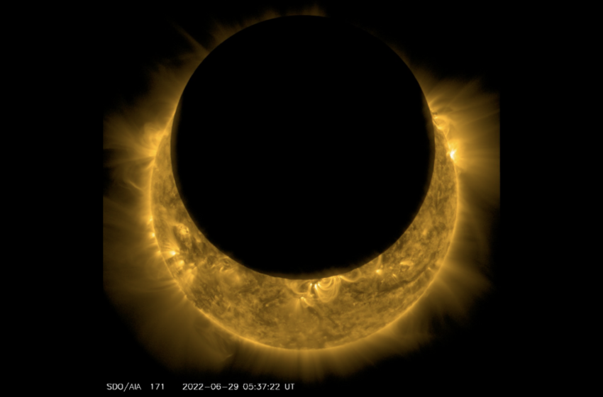  Así se ve un eclipse solar parcial desde el espacio exterior, según la NASA