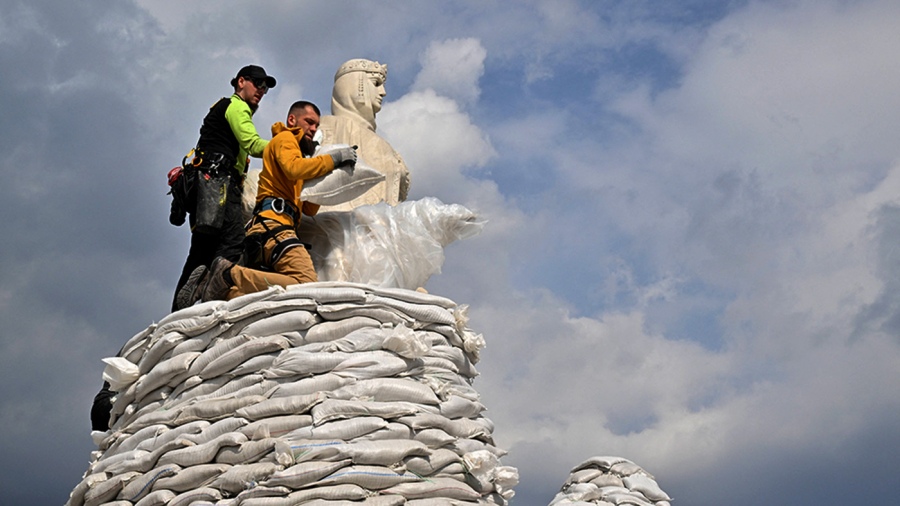 Agentes ucranianos protegen los monumentos Foto AFP