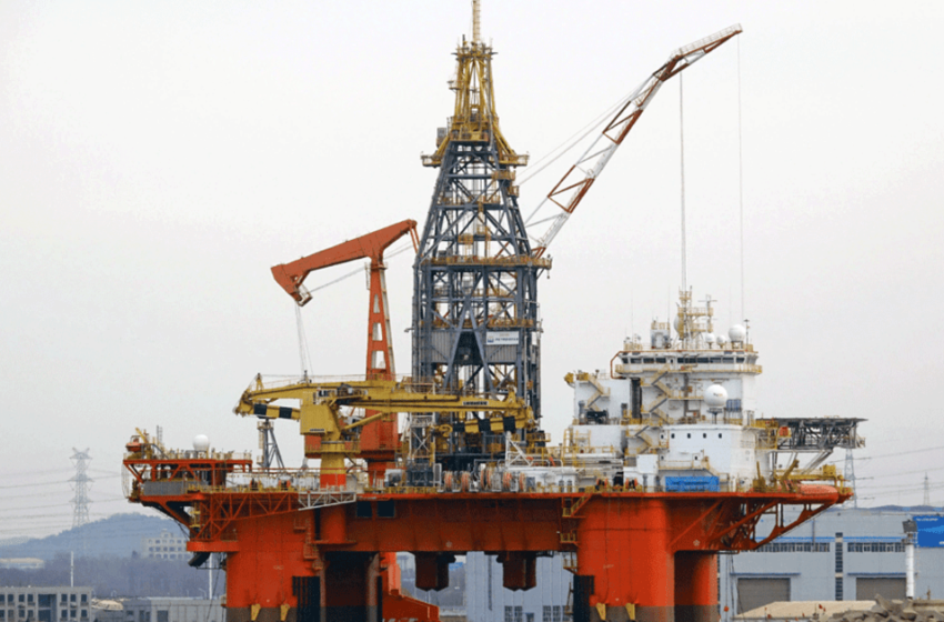  Petróleo opera estable; mercado lidia con aversión al riesgo y suministros ajustados