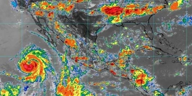  "Frank" se intensifica a huracán categoría 1, lejos de costas mexicanas