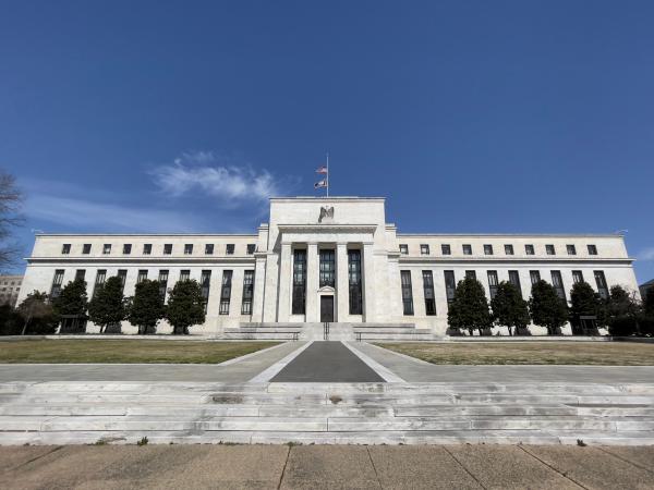  Crece expectativa por posible alza de 100 puntos de la Fed