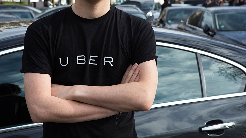 Una persona con una camiseta de Uber