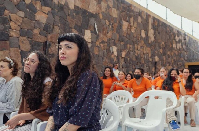  Mon Laferte ofrece concierto en cárcel femenil de Sonora – SDP Noticias