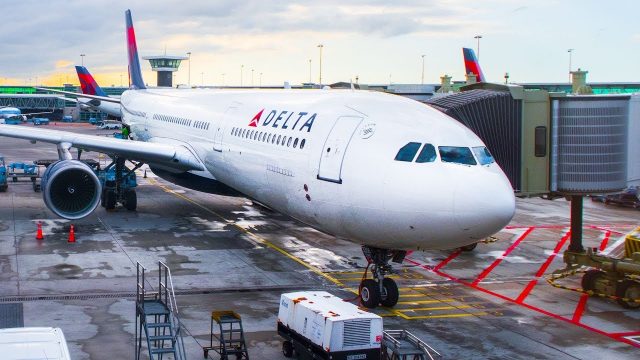  Delta sorprende a pasajeros: ofrecería US$10 mil por ceder sillas