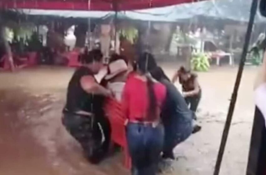  Mujeres cargan y rescatan a hombre alcanzado por río desbordado en Tepic – Noticieros Televisa