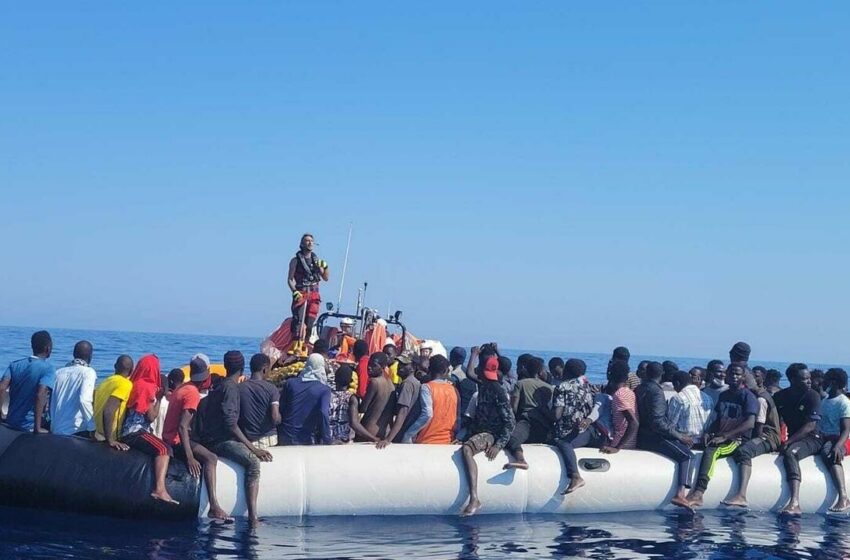  Miles de migrantes buscan llegar a costas italianas en medio de la tensa situación política
