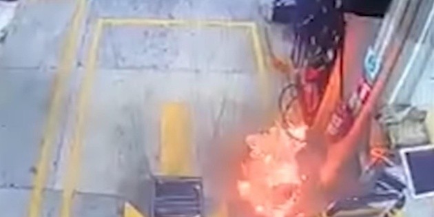  Lanzan bombas molotov a gasolinera en Uruapan (VIDEO)