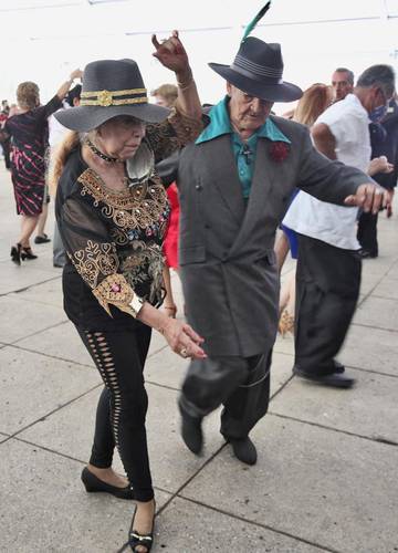  Decenas de parejas festejaron el Día de  las Personas Mayores  al compás del danzón