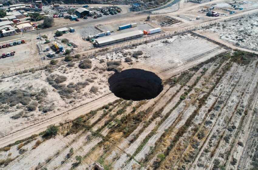  Chile investiga el origen de un gigantesco socavón que apareció en una zona minera – EL PAÍS