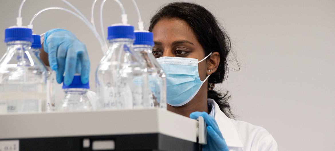 Una científica trabajando en el centro de transferencia de tecnología ARNm en Sudáfrica.