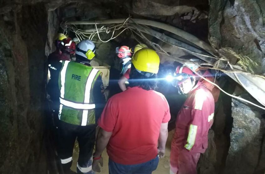  Mineros fueron rescatados en Camilo Ponce Enríquez tras permanecer atrapados durante …