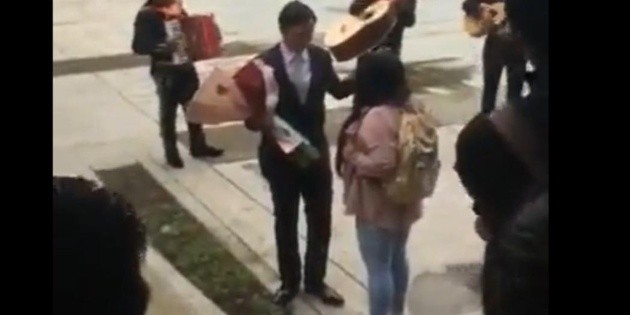  ¡Soldado caído! Joven lleva mariachi para declarar su amor y lo rechazan así (VIDEO)