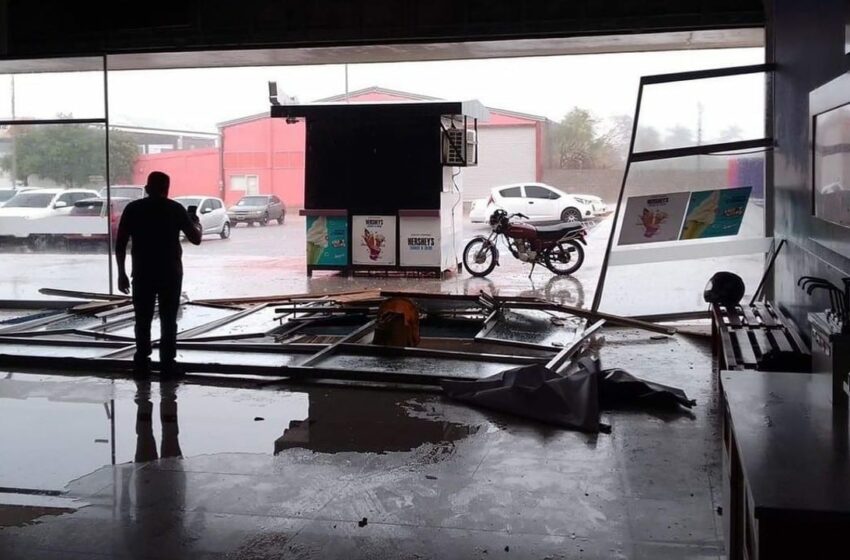  Lluvias afectan a Caborca, Sonora; fuertes vientos tiran la puerta de un cine