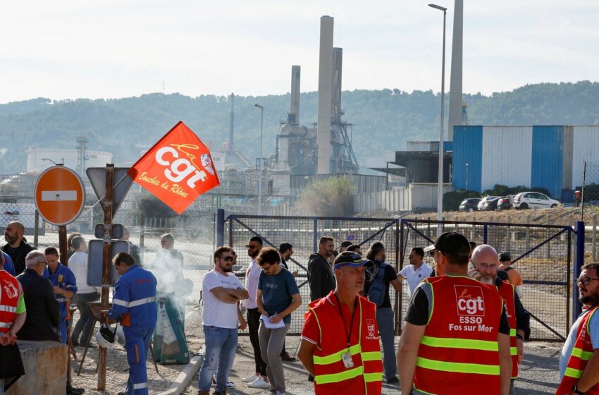  Francia reabre a la fuerza dos refinerías ante la huelga de los trabajadores de las petroleras