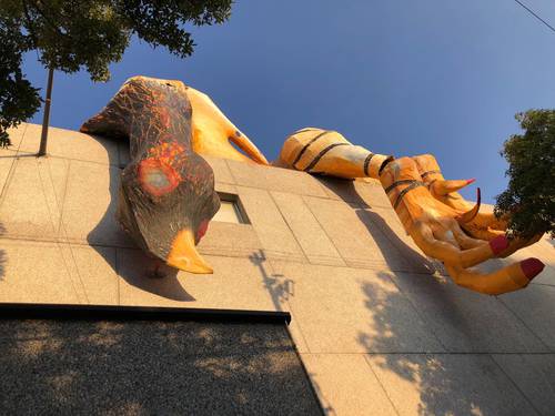  Instalan colosal gallina de Juan José Gurrola en la fachada del Carrillo Gil