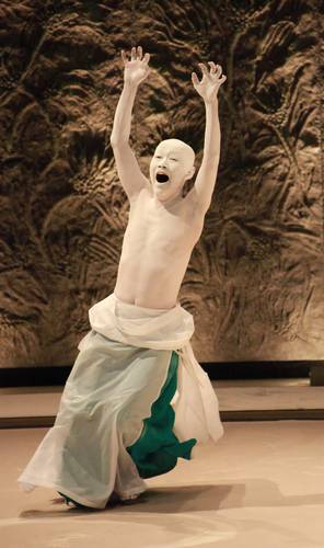  Kosa: Entre dos espejos muestra la esencia del arte coreográfico de Ushio Amagatsu