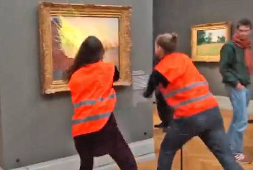  Activistas climáticas manchan con puré de papa un cuadro  de Monet en museo alemán
