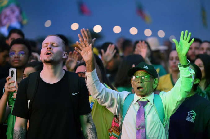 Simpatizantes del presidente de Brasil y candidato a la reelección Jair Bolsonaro en un evento evangélico en la Explanada de los ministerios en Brasilia el 28 de octubre de 2022 EVARISTO SA AFP.