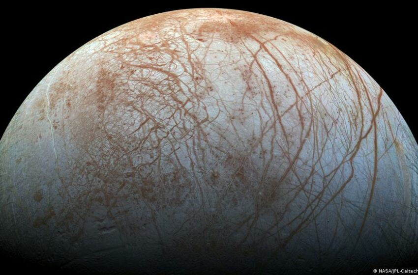  Cristal lunar muestra impactos de asteroides con reflejo en la Tierra