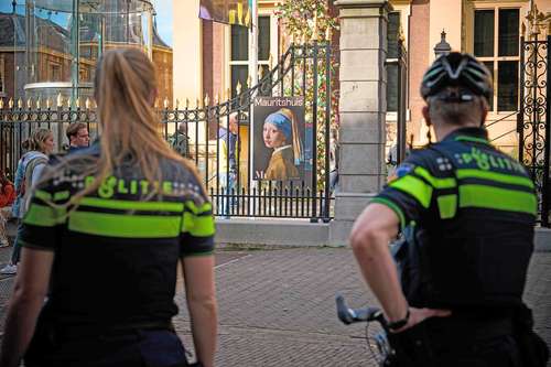 Activista pega su cabeza al cuadro La joven de la perla,  de Vermeer, en La Haya