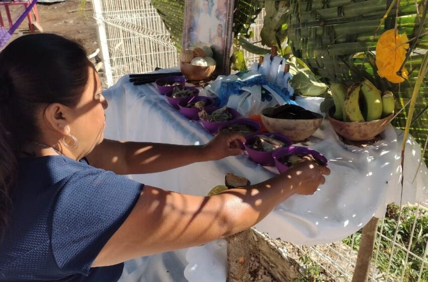  Vecinos de Felipe Carrillo Puerto realizan ofrenda para preservar tradición de Hanal Pixán