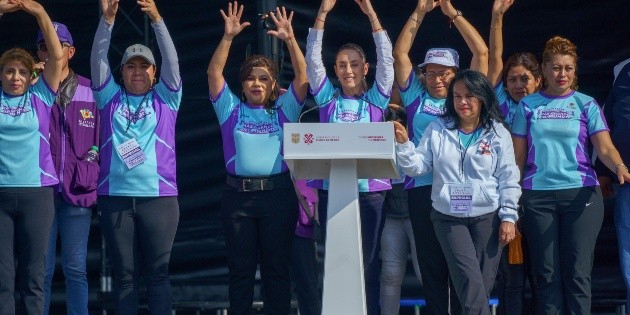  Sheinbaum participa en Récord Guinness haciendo trampolín fitness en CDMX