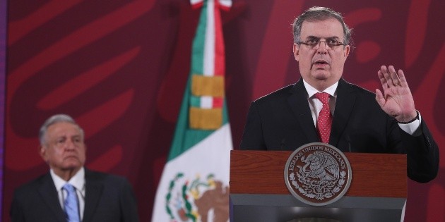  "Ebrard me mandaba maletas con dinero", ironiza López Obrador