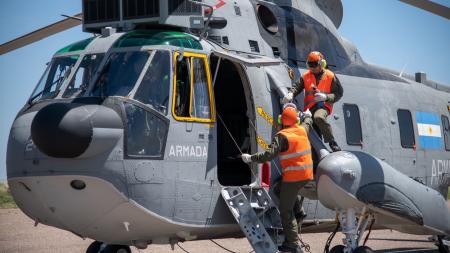  Taiana presentó los helicópteros Sea King que trabajarán en la Antártida junto a un buque rompehielos