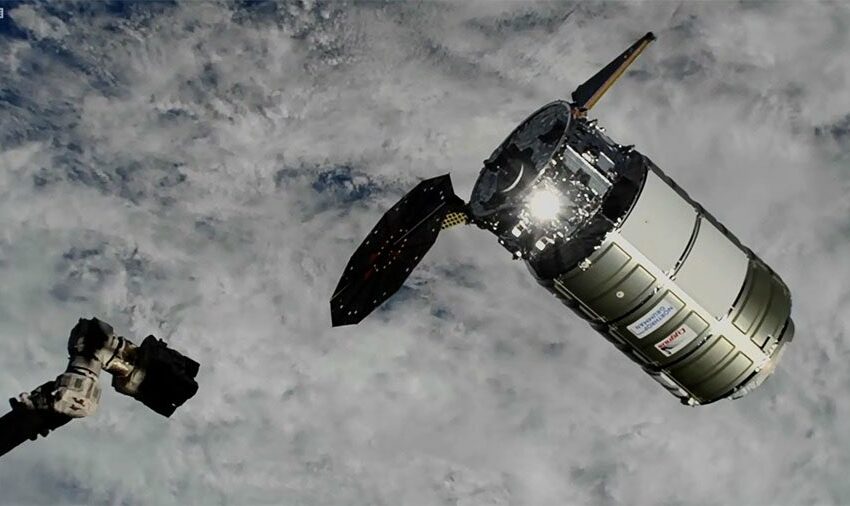  Una nave Cygnus atraca en la Estación Espacial con un solo panel solar