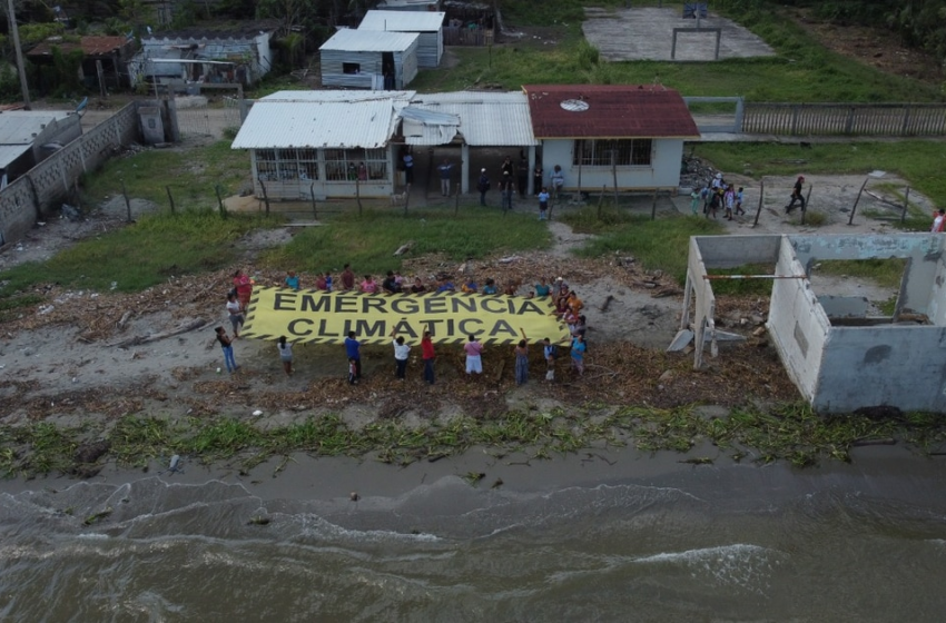  'Emergencia climática' en Tabasco; el mar 'se traga' casas y amenaza una escuela