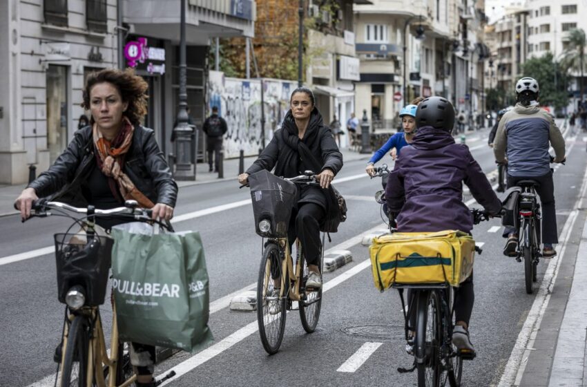  La pandemia y los carriles bici impulsan que cada vez más españoles pedaleen por las ciudades