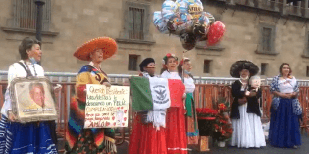  "Las Adelitas" le cantan las mañanitas a López Obrador (VIDEO)