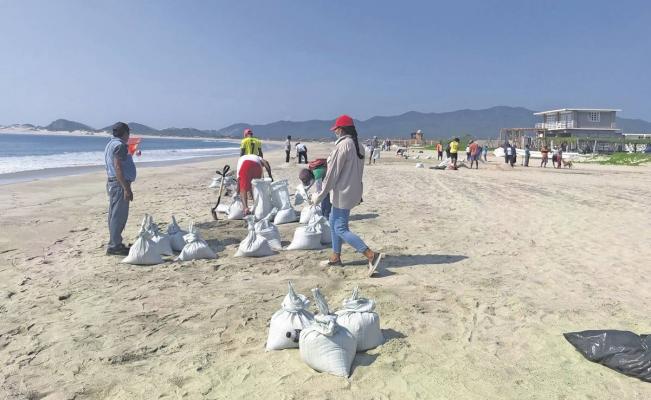  Derrames sin fin, la huella de contaminación que deja Pemex en las playas de Oaxaca