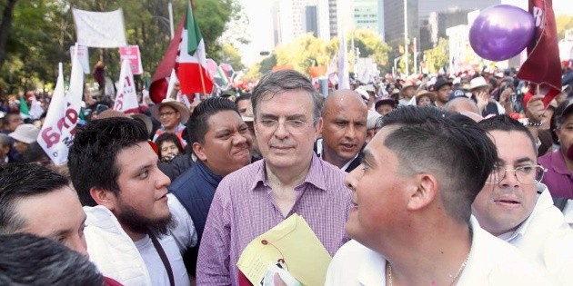  Agreden a Marcelo Ebrard durante marcha por los 4 años de López Obrador (VIDEO)