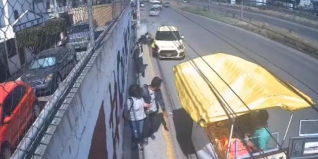  Auto atropella y mata a niño tras embestir una moto y puestos en Ecatepec (VIDEO)