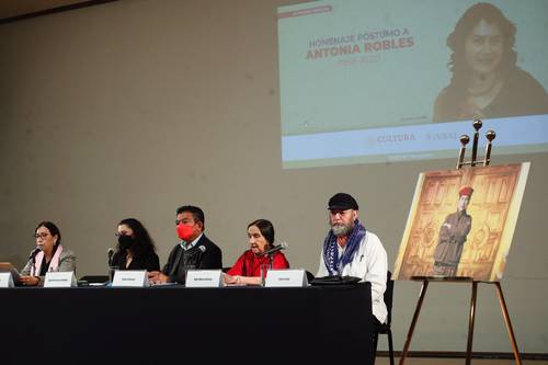  Celebran la figura vital y la portentosa voz poética de Antonia Robles Aragón